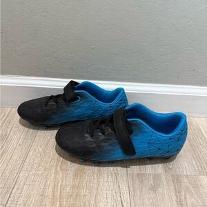 Brooman Youth Black & Blue Soccer Cleats (US 4 / EU 36)